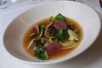 La-Table-dEugene-Ravioles de pintade fermière, foie gras, bouillon de poule au choux, gingembre