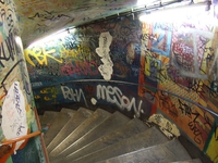 Paris 18 escalier-de-la-station-de-métro-Abbesses-