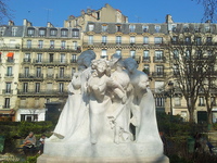 75009  Square de Montholon  statue des Catherinettes