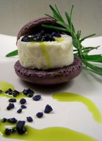 macarons jumbo glace à la vanille de Tahiti , pétales de violette cristallisée, huile pistache lavan