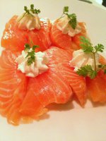 Sashimi de saumon, crème de raifort