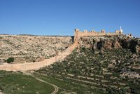 5883067-alcazaba--chateau-fort-mauresque-sur-une-colline-a-almeria-en-andalousie-espagne-la-statue-d