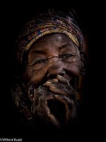 femme agée dans un village dogon, Mali