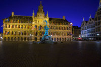 La fontaine Brabo avec l'hôtel de ville d'Anvers