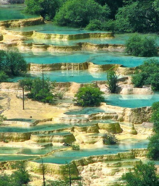 cascades du parc national de huanglong dans la région du sichuan