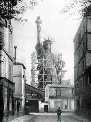 1879  la statue de la Liberté en cours de construction, aux ateliers de Bartholdi, dans le 17ème arr