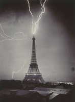 En 1902, Gabriel Loppé prend en photo la Tour Eiffel, foudroyée