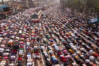 Prière dans les rues de Tongi, Bangladesh