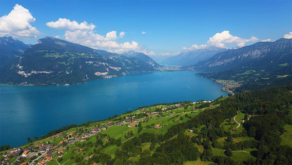 Suisse , lac de Thoune et Interlaken
