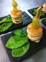 Mise en bouche  mini burger de foie gras aux raisins