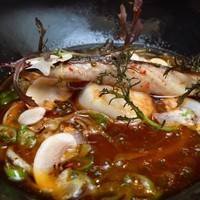 consommé de crevettes, Saint-Jacques et maquereau à la plancha, chanterelles et perles du Japon