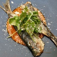sardines à la plancha, sauce tomate, roquette et feta-