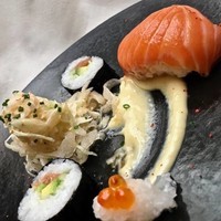 maki et sushi de saumon, mayonnaise au raifort et wasabi