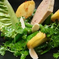 Salade de haricots verts, pêches jaunes, amandes fraîches et foie gras