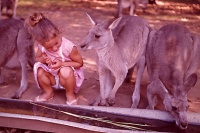 Australie 18 - Girl and kangaroos