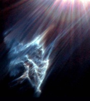 La Pléiade-La lumière de l'étoile qui vient de traverser le nuage se réfléchit sur sa surface. La Pl