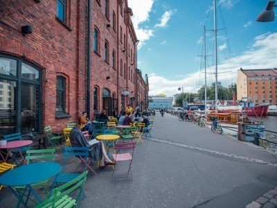 Finland_Helsinki_cafe_street_web_by_JuliaKivela__MG_3292-400x300
