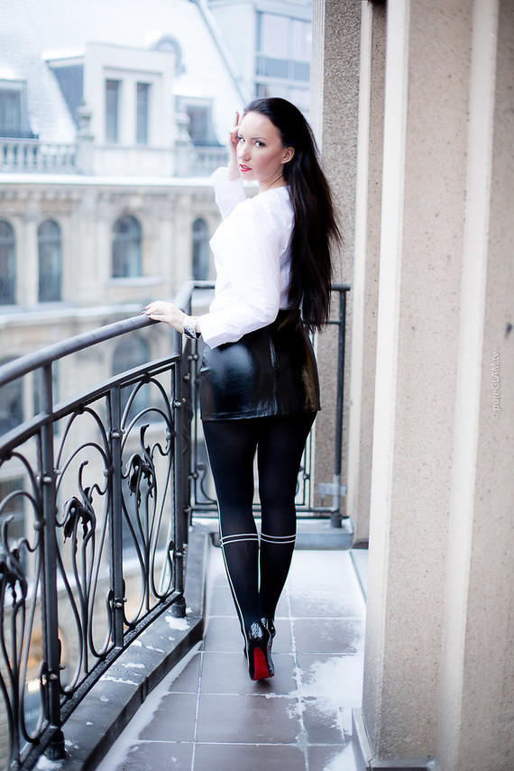 5118090_Luxusblogger-Berlin-Fashionblogger-Modeblog-elegant-Minirock-Designer-High-Heels-Louboutin-0
