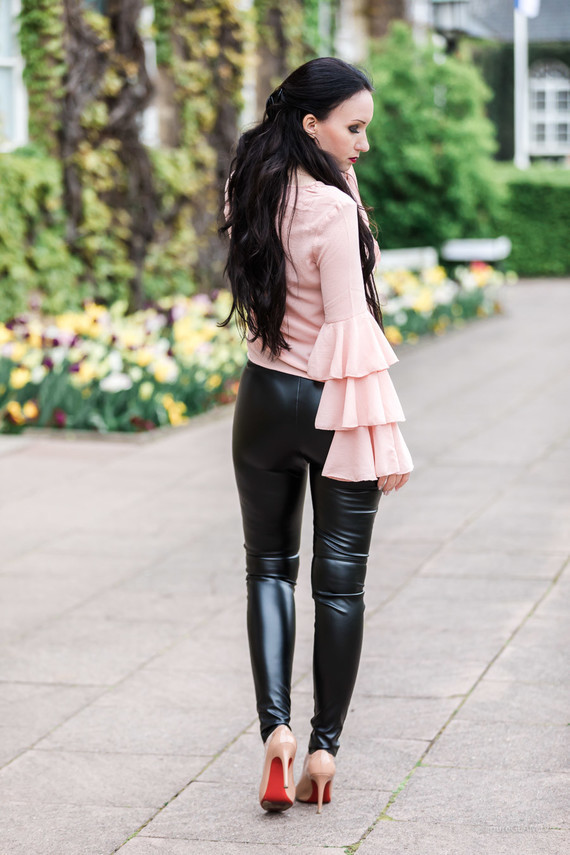 Lederhose-Fashion-Blog-Modebloggerin-Instagrammerin-Vanessa-Pur-Pumps-Bluse-005