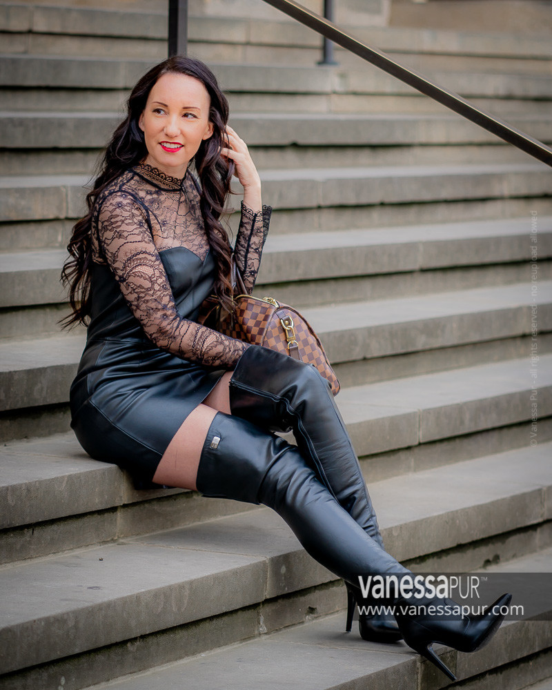 VANESSA-PUR-BLOG-YOUTUBE-PATREON-180421_BAD_Kleid_gold_Schach-5G7A2392