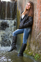 339-wetfoto-wetlook-photos-girl-get-wet-soaked-winter-clothing-jeans-boots-jacket-waterfall-004