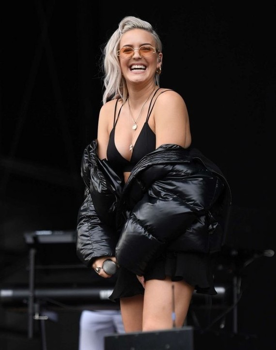 Anne-Marie_-Performing-at-V-Festival-2017--07-662x839