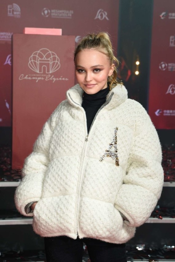 Lily-Rose-Depp_-Champs-Elysees-Christmas-Lights-Launch--03-662x993