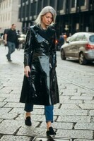 tenue-de-pluie-mi-saison-automne-hiver-2020-tendances-mode-femme-trench-vinyle