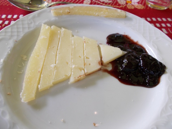 fromage et confiture de cerise