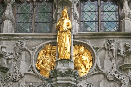 Bruges statue St-Sang