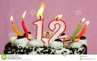 joyeux-anniversaire-avec-le-gâteau-et-les-bougies-82879725