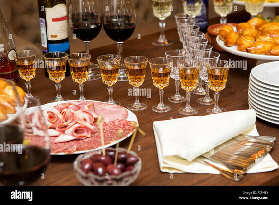 table-pour-l-aperitif-des-verres-avec-du-cognac-et-du-vin-fxphey