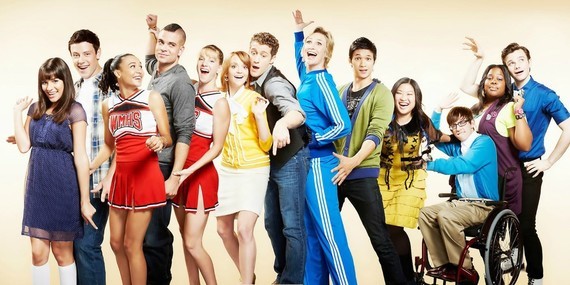 Main-Cast-on-Glee-min