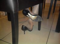 moi avec mes chaussure sous la table