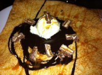 Crèpe " Mars " : Glace vanille , coulis de chocolat et caramel , morceaux de mars ^^