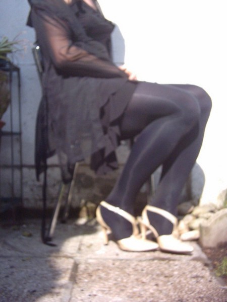 Chaussure brillante creme ouverte derriere avec collant noir et robe noir30