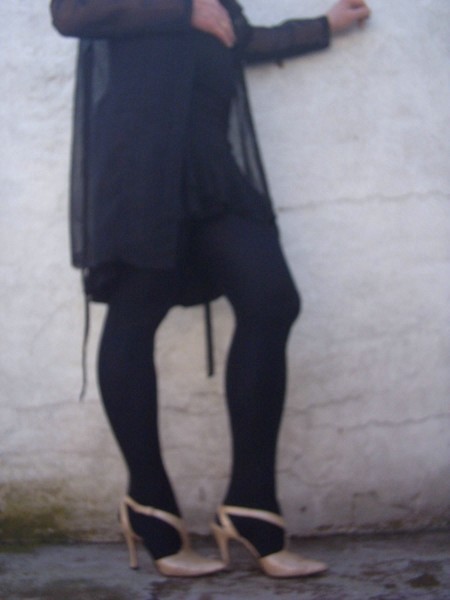 Chaussure brillante creme ouverte derriere avec collant noir et robe noir49
