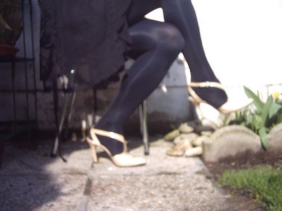 Chaussure brillante creme ouverte derriere avec collant noir et robe noir20
