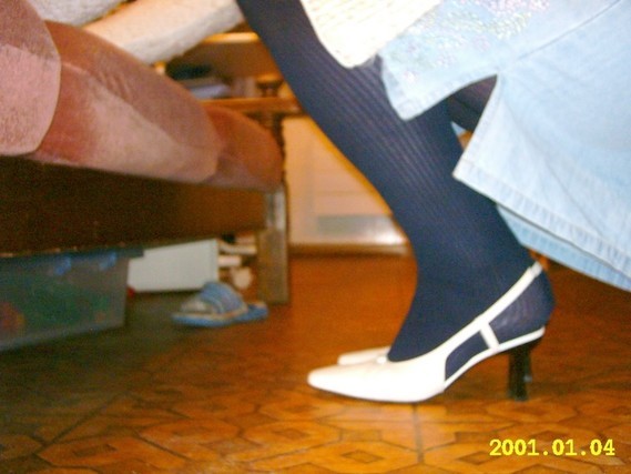 Chaussures blanches avec robe en jeans et avec collant noir 1