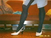 Chaussures blanches avec robe en jeans et avec collant noir 6