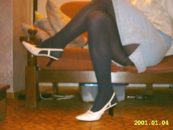 Chaussures blanches avec robe en jeans et avec collant noir 2