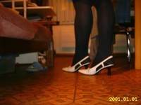 Chaussures blanches avec collant noir 1