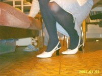 Chaussures blanches avec robe en jeans et avec collant noir 12