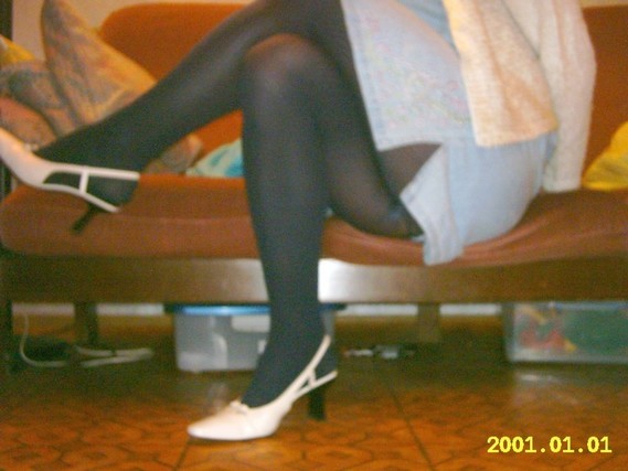 Chaussures blanches avec robe en jeans et avec collant noir 7