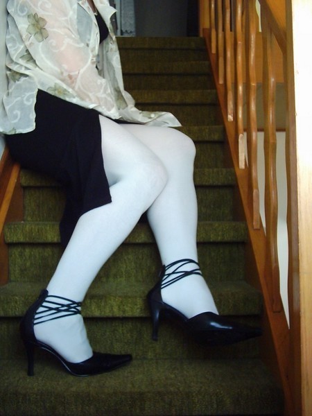 escarpins noir avec tirette derriere collant blanc  robe noir et chemise transparente 45