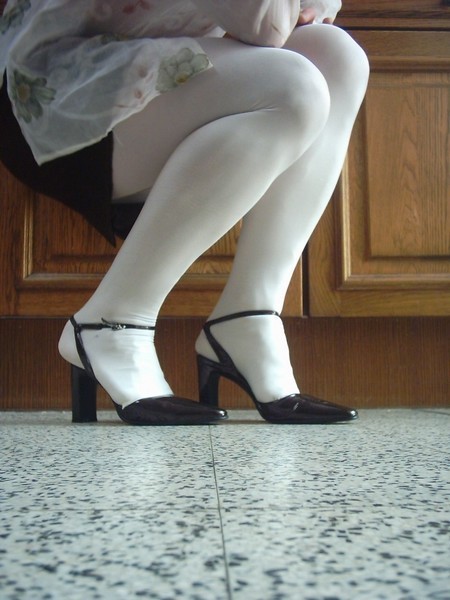 chaussures next violet mauves laque 10 cm collant blanc minijupe marron  2 [800x600]