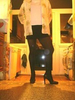 bottes noir 11cm jupe noir avec blouse blanche a fleurs 4