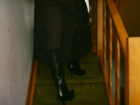 Bottes en dessous du genou a tallon aiguille avec robe noir transparente 1