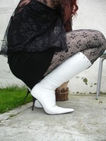 Botte blanche avec lacets derriere chemise transparente et robe noir19