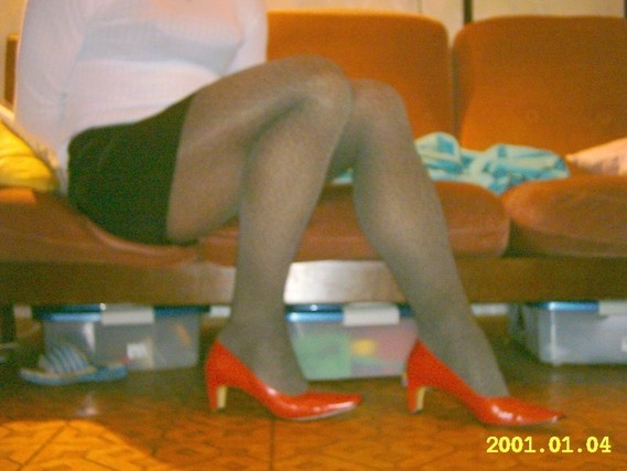 chaussure rouge avec collant a dessin et minijupe noir 2